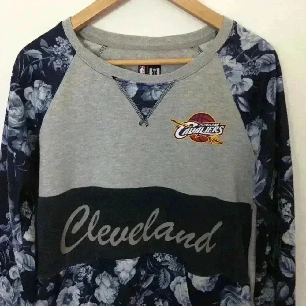 NBA Cleveland Cavaliers Women M Gray Sweatshirt
